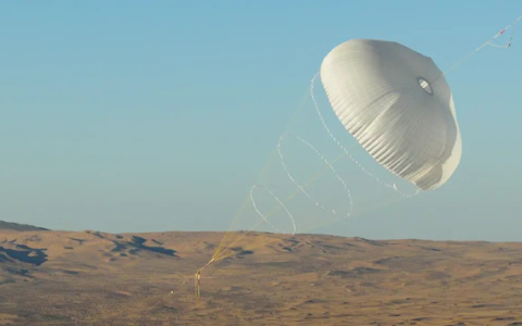 5000平方米世界之最：中国超级风筝上天发电