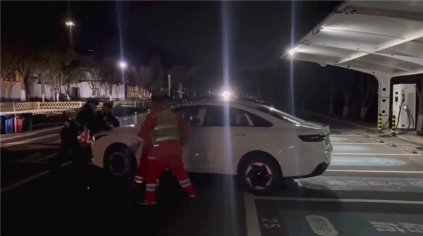 电动车第一次春运就趴窝!车主:表显400km续航 才跑100公里就没了