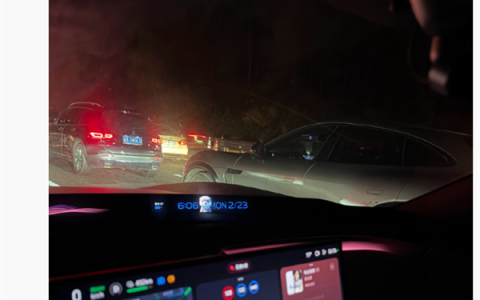 今日高速车流量超6600万辆次！上了高速发现全是聪明人 半夜出发的都堵哭了