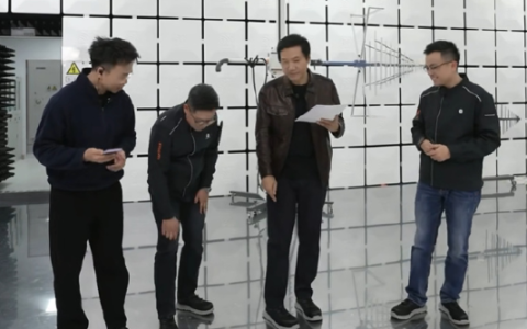 雷军穿劳保鞋做直播出圈！网友建议转行带货中年人服饰 身姿被夸曼妙