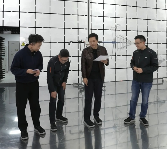雷军穿劳保鞋做直播出圈！网友建议转行带货中年人服饰 身姿被夸曼妙