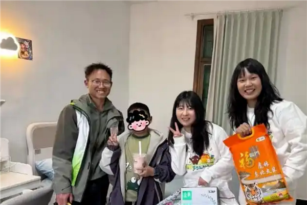 奶茶品牌一点点资助男孩戴小天才千元手表引热议：官方回应