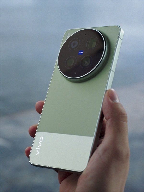 顶配Ultra旗舰！vivo X300 Ultra配置公布：骁龙8E5+2K/144Hz直屏、8.19mm机身