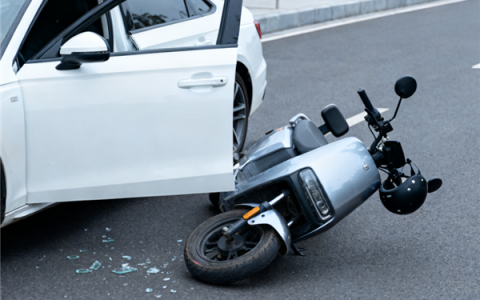 路人被“开门杀”撞成九级伤残 司机和乘客谁需担责：法院给说法