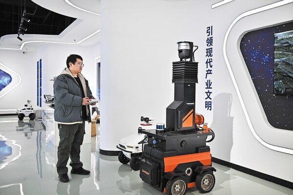 天津新松智能科技有限公司的一名工作人员，在天津京津中关村科技城操作一台矿山巡检机器人。