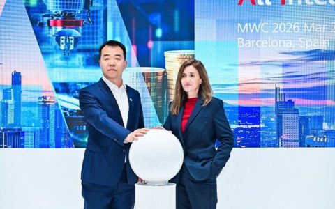 华为数据通信产品线路由器领域副总裁刘新建、ALEA CFO Ana Sánchez共同出席发布仪式