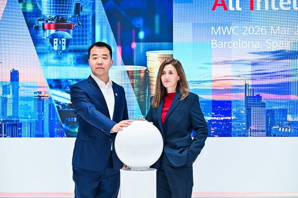 华为数据通信产品线路由器领域副总裁刘新建、ALEA CFO Ana Sánchez共同出席发布仪式 华为数据通信产品线路由器领域副总裁刘新建、ALEA CFO Ana Sánchez共同出席发布仪式
