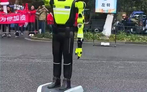 跑马拉松护航的居然是AI机器人：和真人指挥动作无异