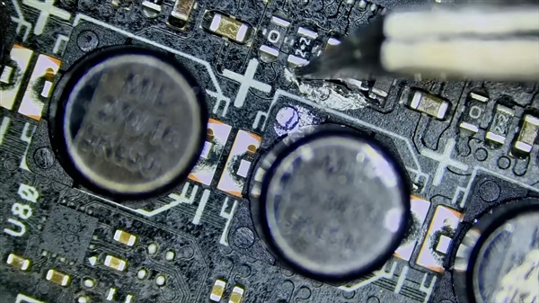惨烈！用户私改液金致RTX 5070报废：核心烧毁、PCB腐蚀