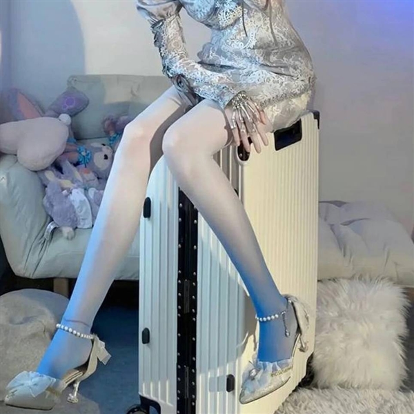 渐变色丝袜在海外走红 脚到大腿根从深到浅
