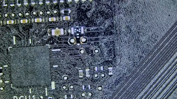 惨烈！用户私改液金致RTX 5070报废：核心烧毁、PCB腐蚀