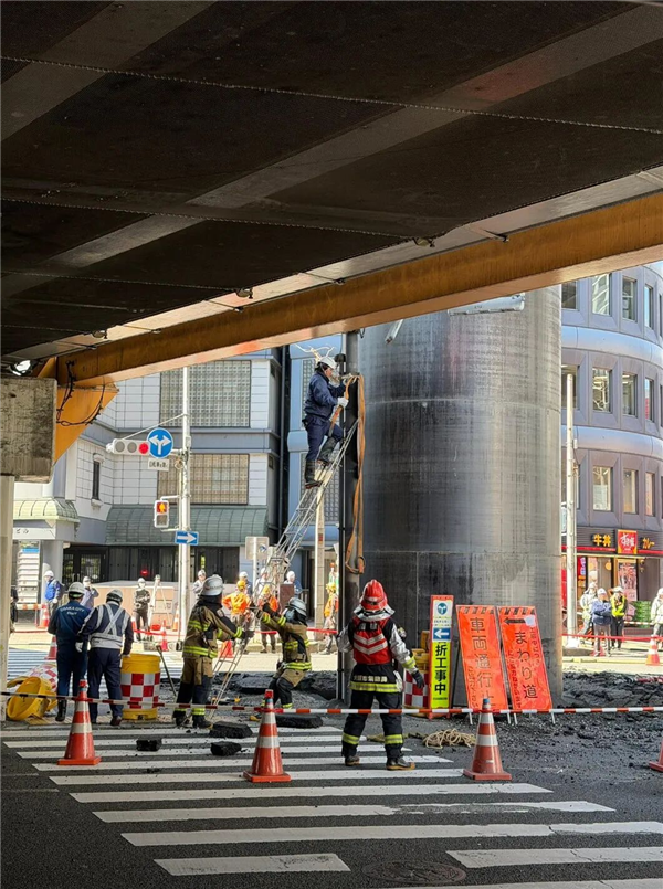 日本闹市地面冒出18米高的大黑粗钢管:差点顶到高架桥