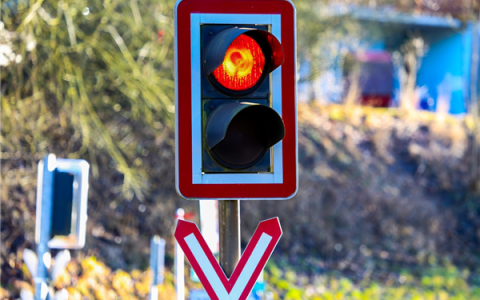 80岁老人开老年代步车撞车 保险公司以车辆属性不符拒赔！法院判了