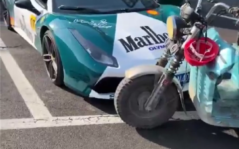 大爷骑三轮车撞法拉利：掏出163块和4棵菜被车主悄悄返还