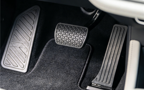 车祸被撞坏5颗牙 一次性索赔40年换牙费！法院判了：支持