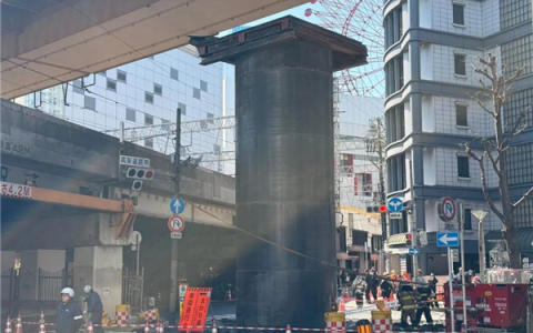 日本闹市地面冒出18米高的大黑粗钢管：差点顶到高架桥