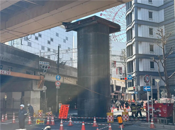日本闹市地面冒出18米高的大黑粗钢管:差点顶到高架桥
