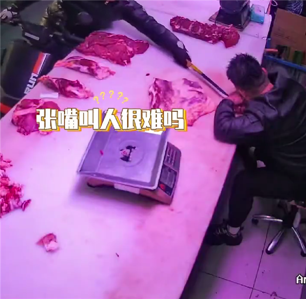 叫醒方式太极端！肉贩打盹遭顾客刀尖戳：对方手直接流血