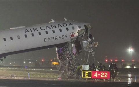 纽约一机场发生飞机与消防车相撞事故：机头严重损毁