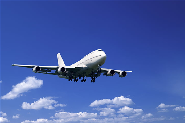 坐飞机因气流颠簸摔伤 航空公司需承担医疗费吗？法院判了