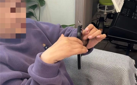 高位截瘫女子植入脑机1年后重新控制双手：能流畅刷手机了