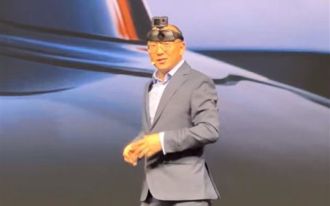 莲花CEO头戴相机讽刺车顶激光雷达 网友：升降摄像头手机咋没了呢