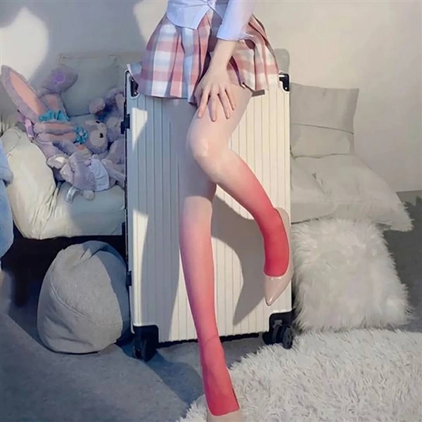 渐变色丝袜在海外走红 脚到大腿根从深到浅