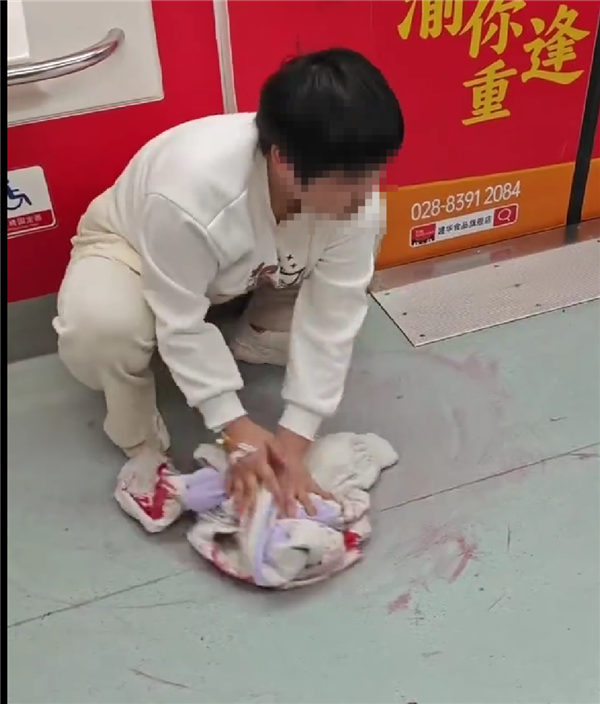 22岁女孩脱衣将地铁血迹擦干：自己当天收到病危通知