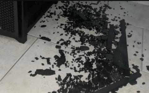 PC玻璃突然炸了！玩家换辐射绿亚克力 效果意外爆火