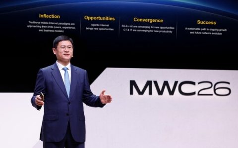 华为高级副总裁、ICT销售与服务总裁李鹏在MWC2026发表主题演讲