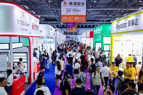 主会场内人流如织 主会场内人流如织