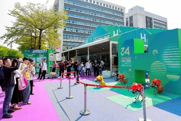 H馆门外机械狗表演 H馆门外机械狗表演