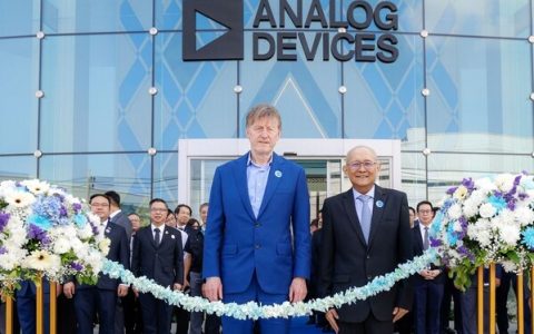 Analog Devices首席执行官兼董事会主席Vincent Roche（左）与Analog Devices泰国董事总经理Wirat Sri-amonkitkul（右），共同出席ADI泰国先进制造工厂开业剪彩仪式