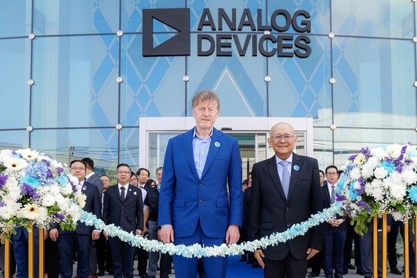 Analog Devices首席执行官兼董事会主席Vincent Roche（左）与Analog Devices泰国董事总经理Wirat Sri-amonkitkul（右），共同出席ADI泰国先进制造工厂开业剪彩仪式