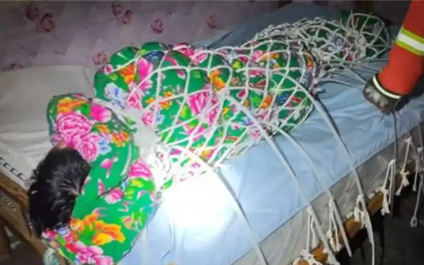 外卖小哥送餐听到呼救声报警 竟是小伙在家玩捆绑被困：裹了被子渔网 还用扎带固定