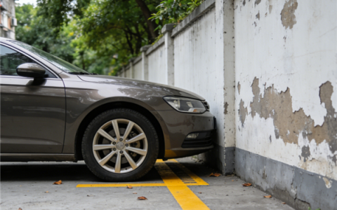 车辆违停被建筑物坠落玻璃砸中 车损14多万谁担责？法院判了