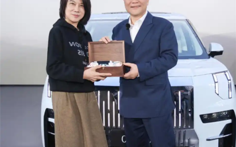 李书福亲自交付！董明珠入主极氪009光辉 杨学良：董总眼光没得说