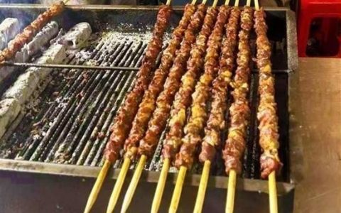 20元的网红大肉串批发价仅4.5元上热搜：纯鸭肉+羊油制成