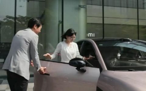 诚意满满！新一代SU7首批交付 雷军亲自弯腰为车主们开门：网友直呼钱花的值