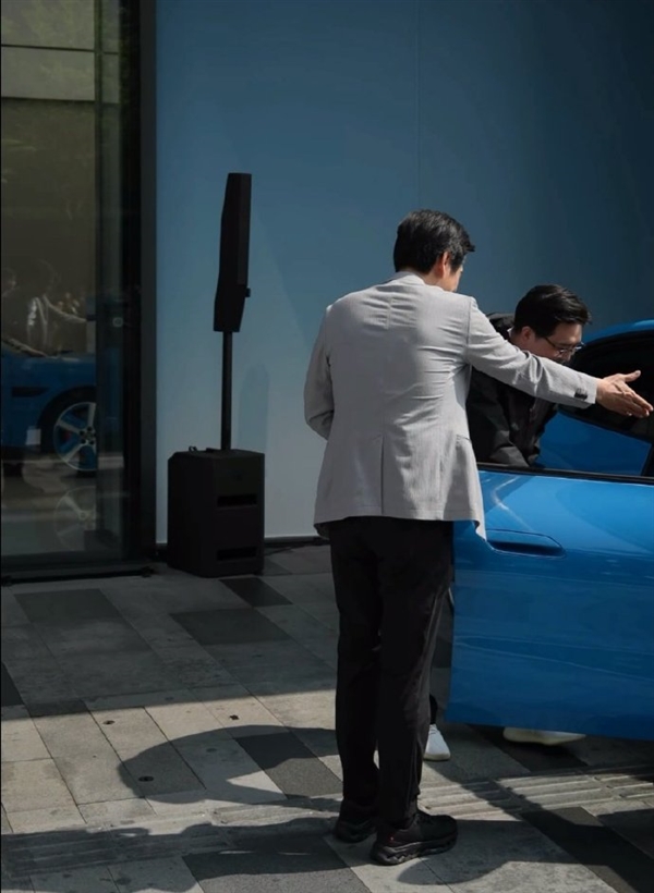 诚意满满!新一代SU7首批交付 雷军亲自弯腰为车主们开门:网友直呼钱花的值