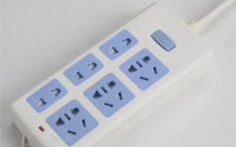 使用插线板千万别捆起来：无法散热 容易引发爆燃