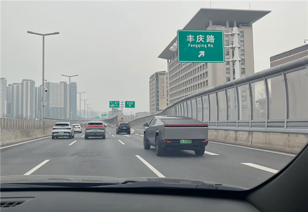 行驶的几百万元!川A绿牌特斯拉Cybertruck现身郑州街头