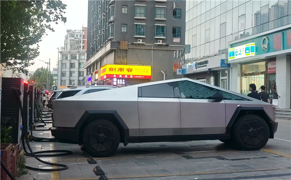 行驶的几百万元!川A绿牌特斯拉Cybertruck现身郑州街头
