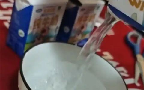 纯牛奶倒出疑透明苦水 连开4盒均现异常