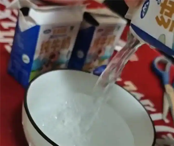 纯牛奶倒出疑透明苦水 连开4盒均现异常