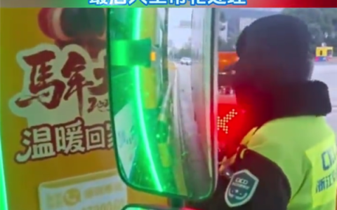 男子下高速显示费用8万多惊到收费员 网友感慨绕地球2圈也没这么多：故障所致已化解