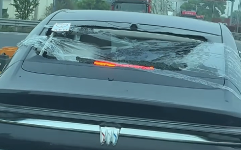 老人深夜心梗家属砸车窗取走AED 车主拒收修理费：人命比玻璃值钱