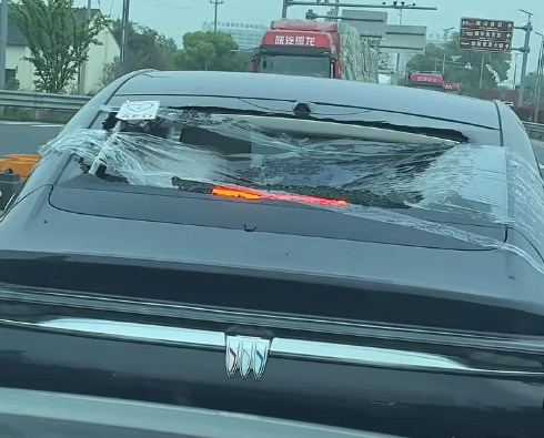 老人深夜心梗家属砸车窗取走AED 车主拒收修理费：人命比玻璃值钱