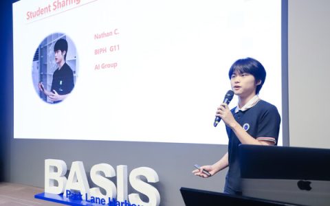 2024年11月，陈广宇在校内为同学们做学术分享。