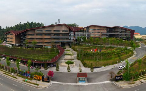 项目坐落于老街省原行政中心，占地10公顷，精心打造的寄宿生态体系，将英式建筑的优雅与当地自然景观的精神相融合，映衬于层层梯田与连绵茶山之间。在阿丁利学院越南校区的每一天，都是学术学习、体能发展与规范化寄宿生活的自然交融，每一段经历都汇聚成一段富有意义的成长之旅。